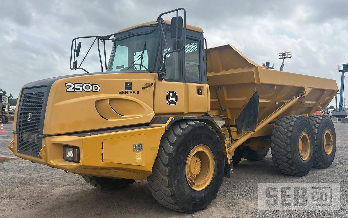 Used Deere 250D 2013