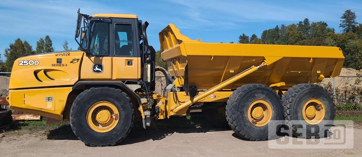Used Deere 250D 2013
