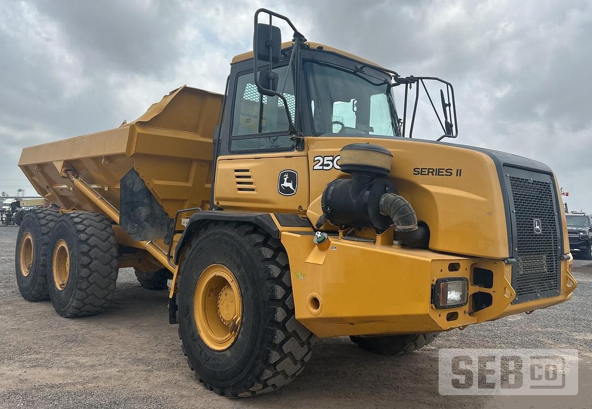 Used Deere 250D 2013