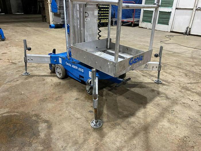 Used 2012 GENIE AWP-25S