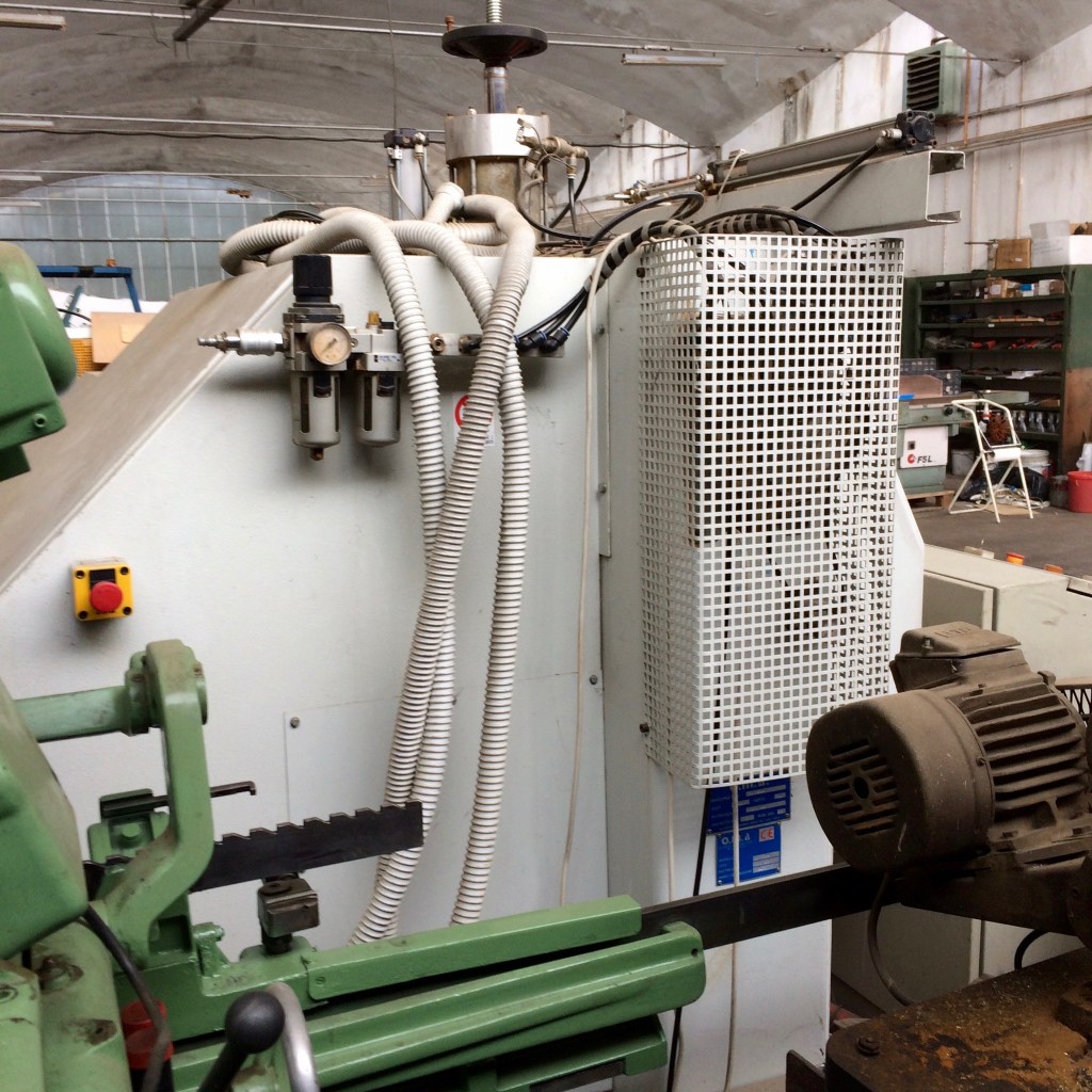 Used 1997 Giostra contornatrice per sedili, taglieri e prodotti similari con albero potenziato