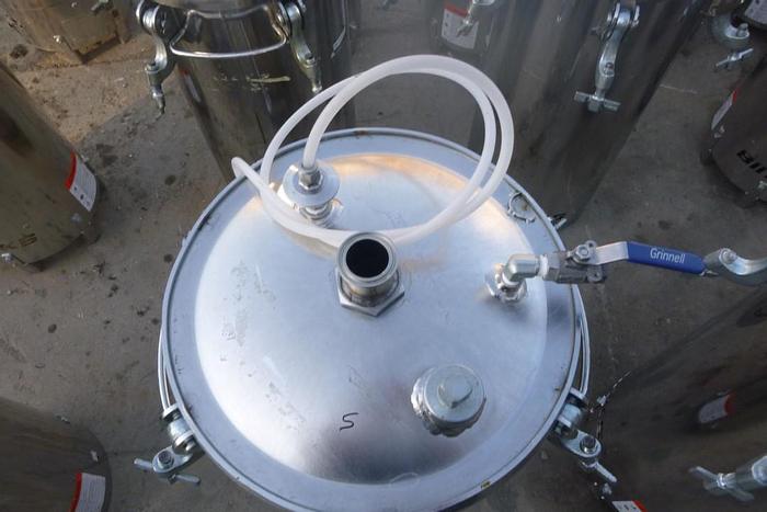 Used Tank, 15 Gallon, S/st, 110 PSI, 14" X 26.5", Binks (9) #S744049