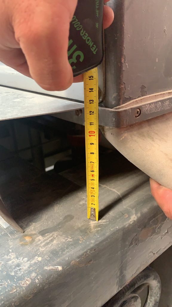 Usato Spazzolatrice marca Comec larghezza utile 1000 mm, con 4 spazzole superiori, 4 inferiori e 2 laterali, usata