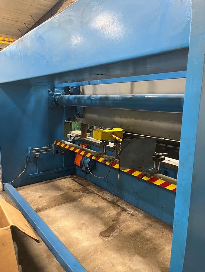 Used 2008 Krras 12' x 220 Ton Hydraulic Press Brake Bend 200-37