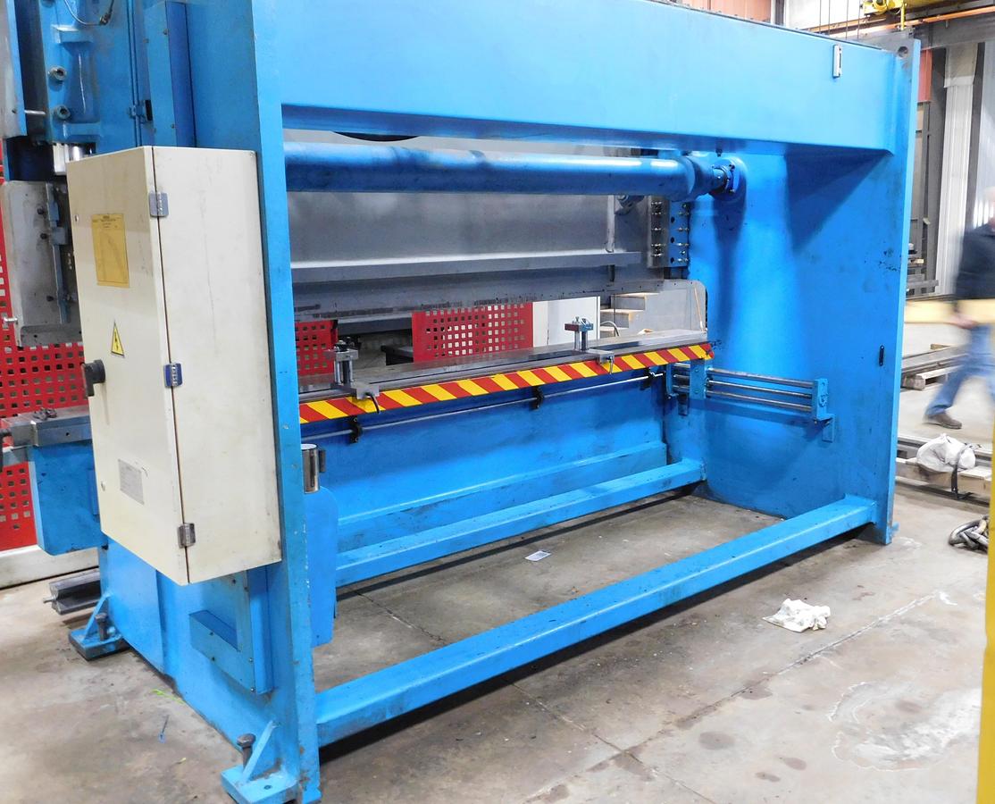 Used 2013 Krras 12' x 200 Ton Hydraulic CNC Press Brake APB200-3700