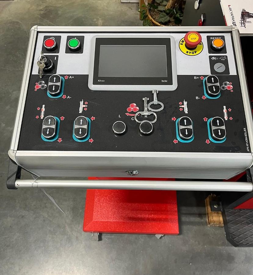 Akyapak APK 81 3" x 3" x 3/8" Hydraulic Angle Roll APK 81