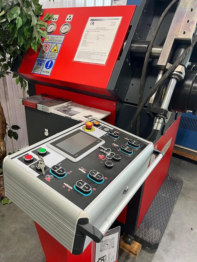 Akyapak APK 81 3" x 3" x 3/8" Hydraulic Angle Roll APK 81