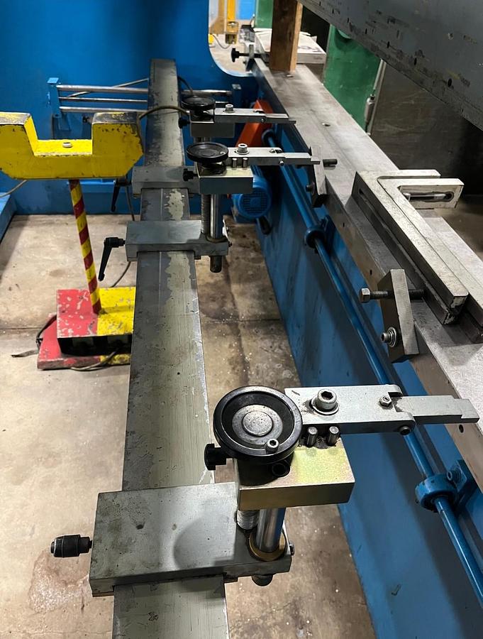 Used 2008 Krras 12' x 220 Ton Hydraulic Press Brake Bend 200-37