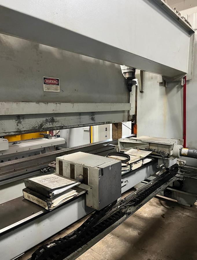 Used 1992 Pacific 14' x 230 Ton Fabri Former CNC Press Brake FF230-14IIS