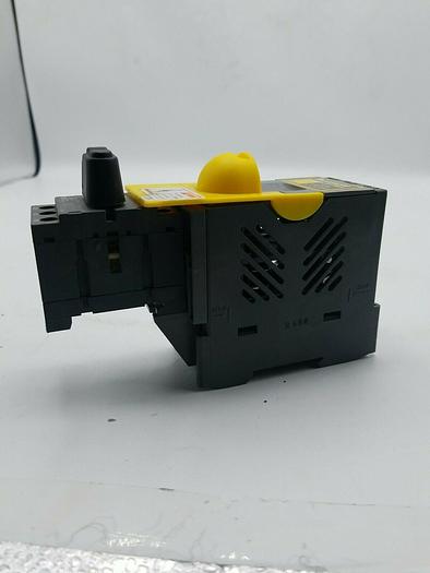 Used BUSSMANN 30 Amp Fuse Block OPM-1038RSW. BDNF32