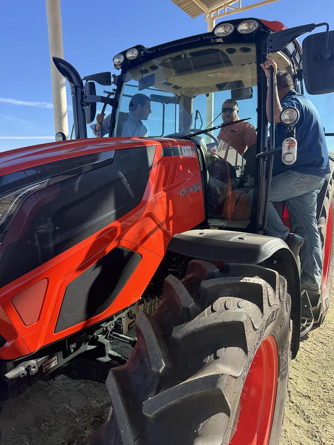 TRACTOR DE 140 HP CON CABINA