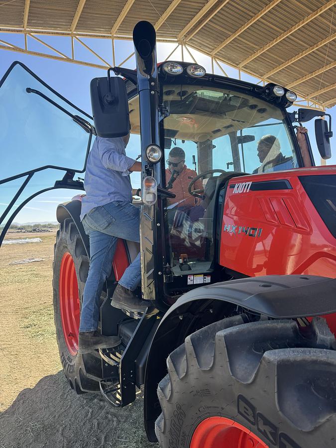 TRACTOR DE 140 HP CON CABINA
