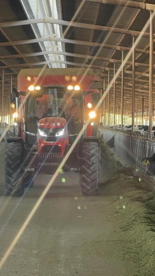 TRACTOR DE 140 HP CON CABINA
