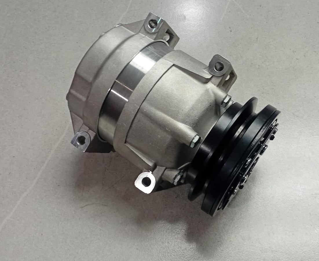 Compresor de aire acondicionado (A/C) original utilizado en tractores de la marca Kioti