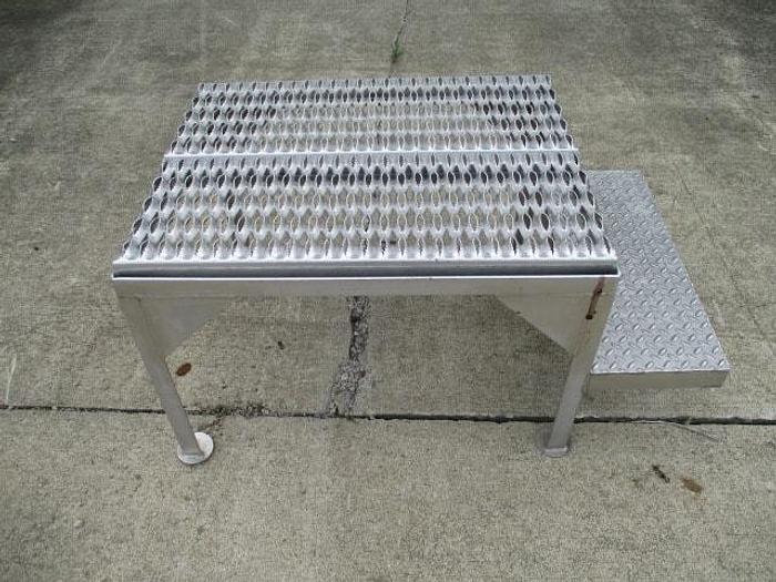 Used Work Platform, 24"x 30" with Step, Serrated deck, 21" high