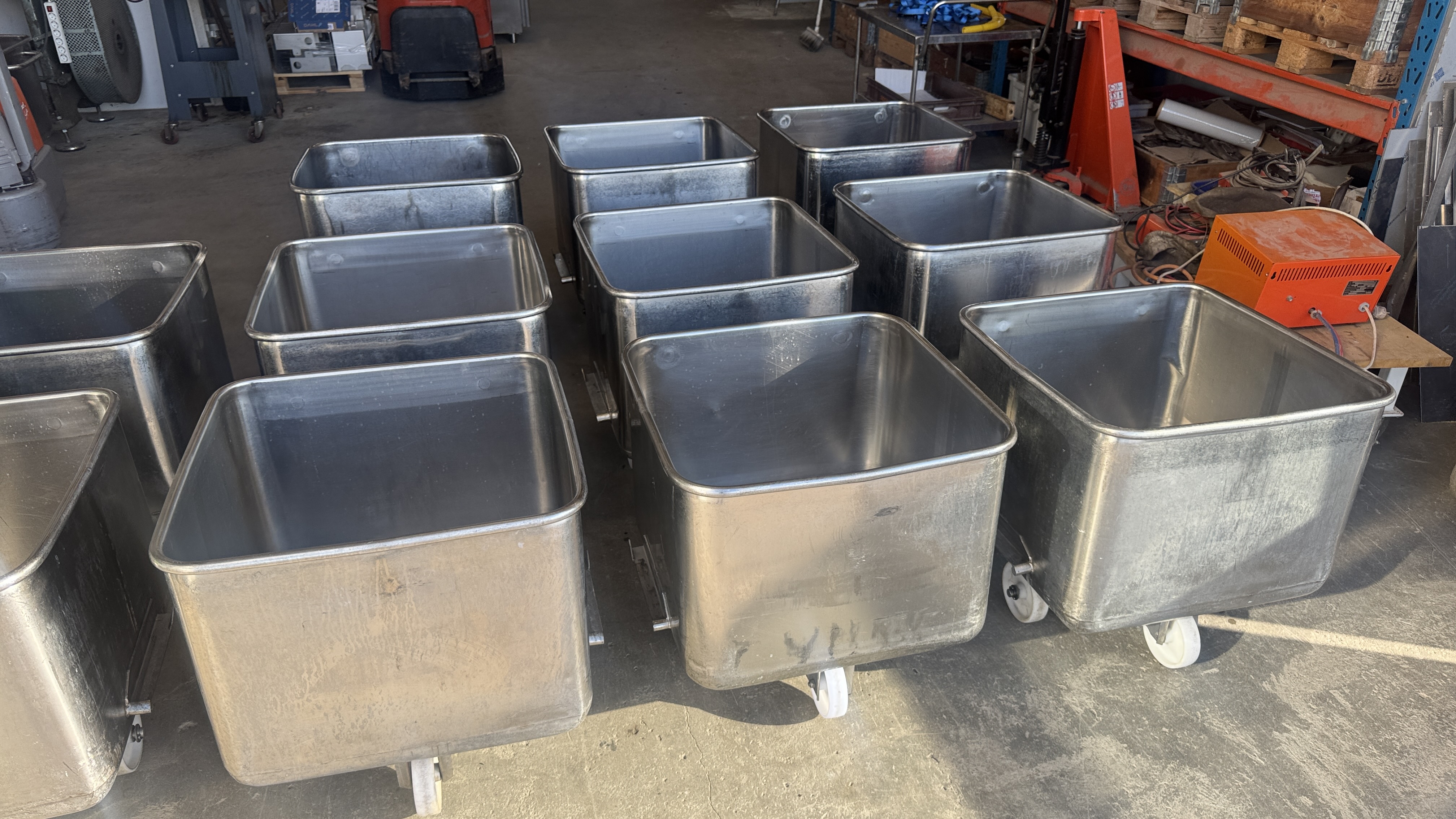 Used Beg. skänkvagnar 200liter