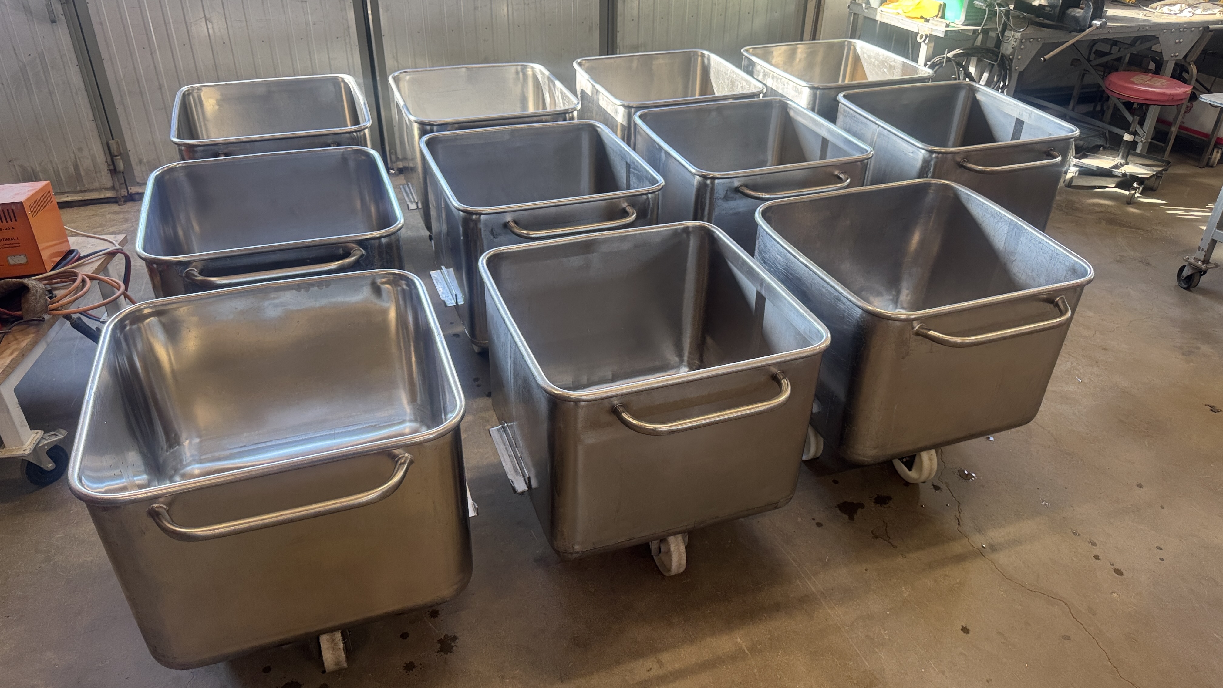 Used Beg. skänkvagnar 200liter