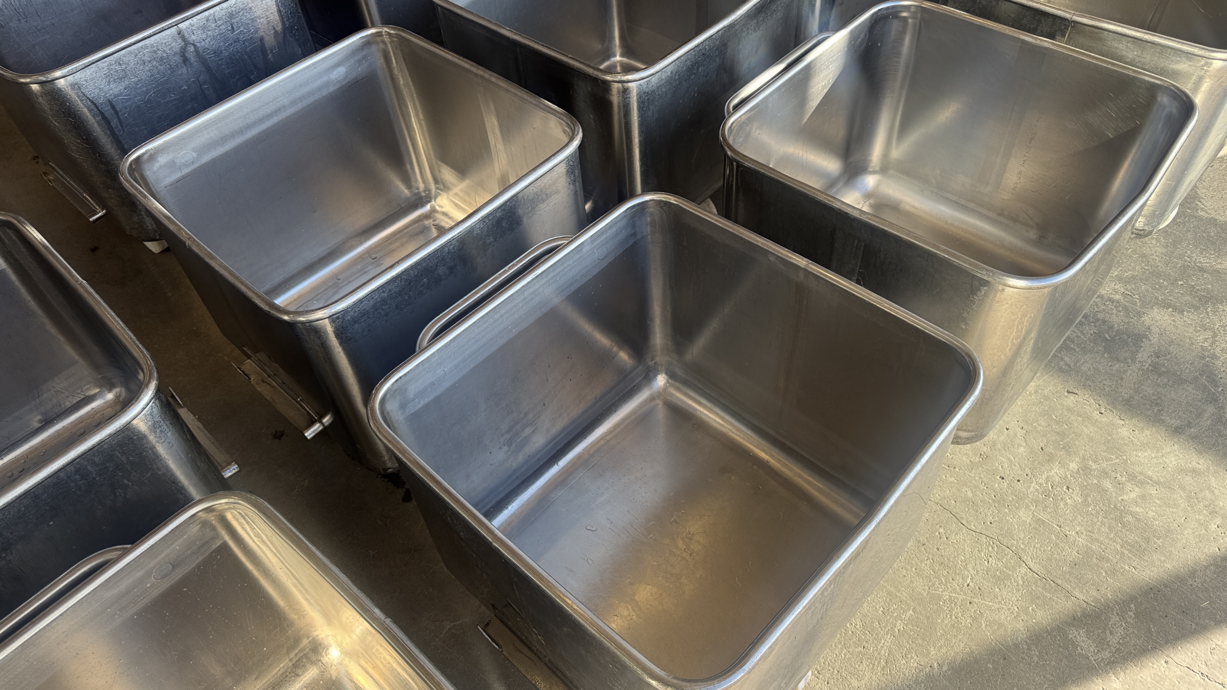 Used Beg. skänkvagnar 200liter