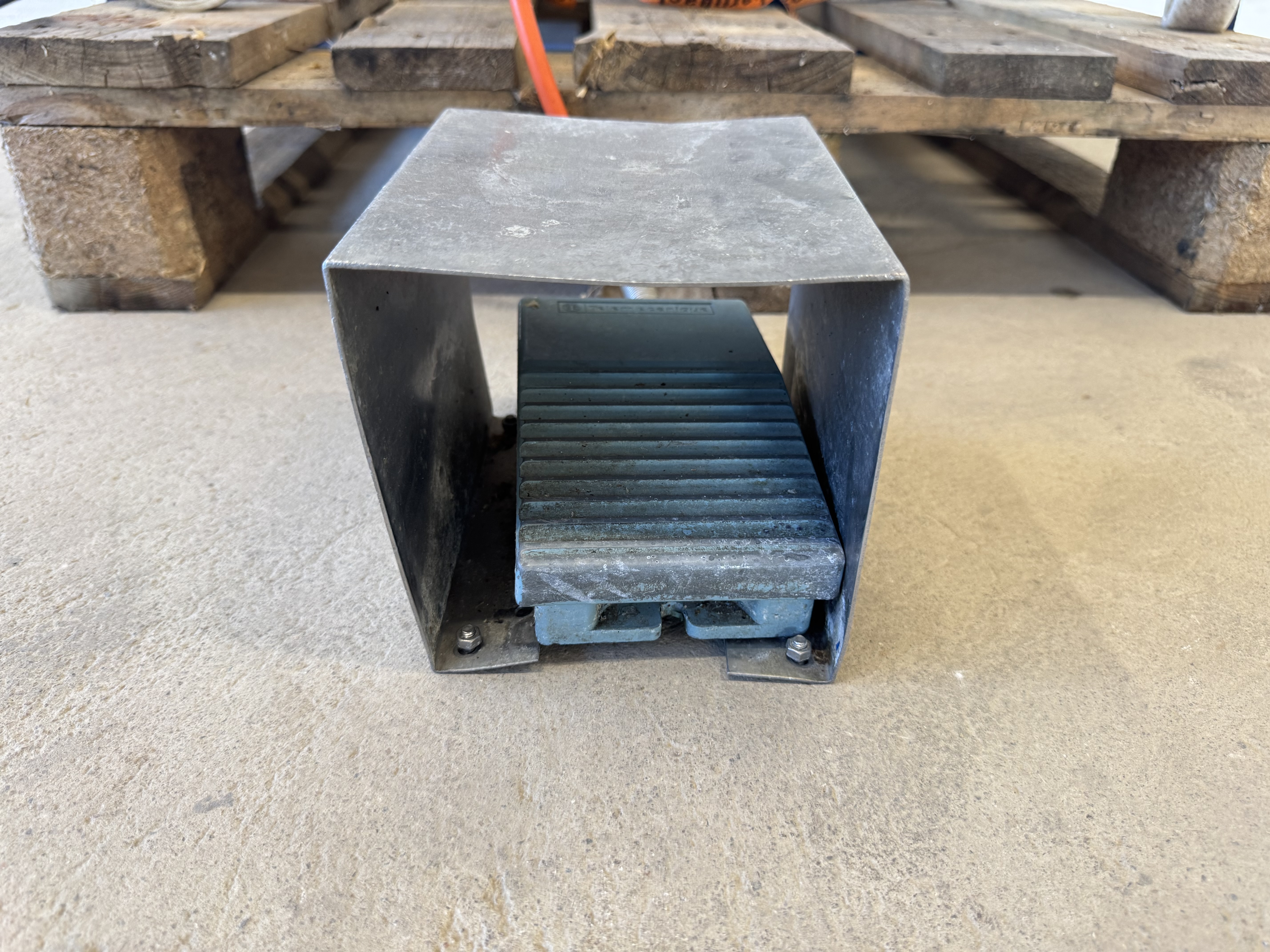 Used Blandarkvarn KT LM98 med fotpedal (höj och sänkbar) #2927