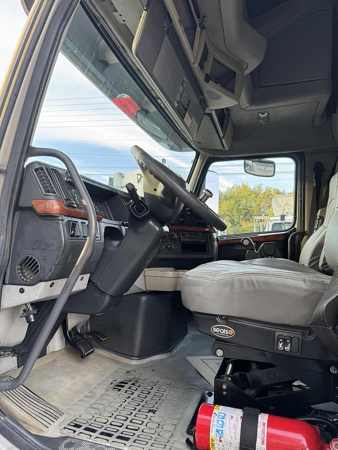 Used 2005 VOLVO VNL 780