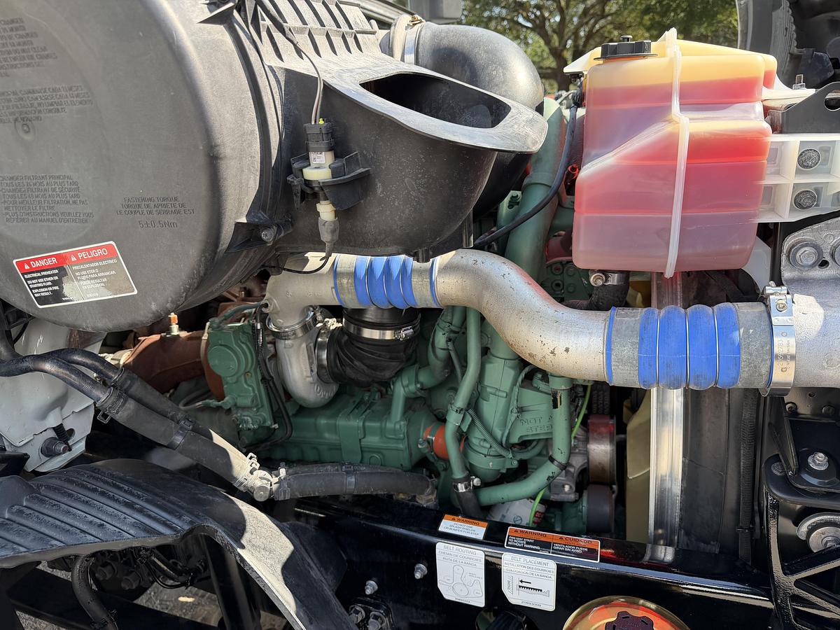 Used 2022 VOLVO VNR