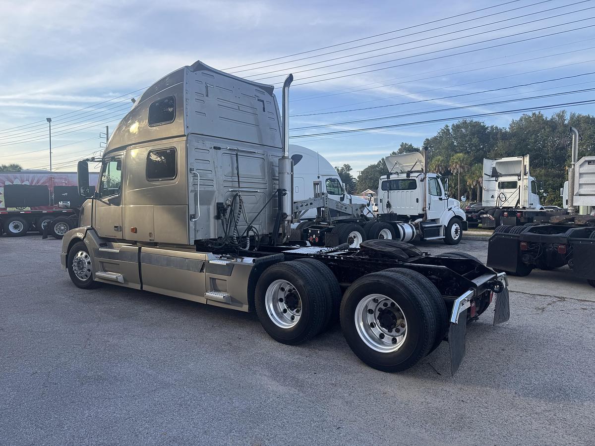 Used 2005 VOLVO VNL 780