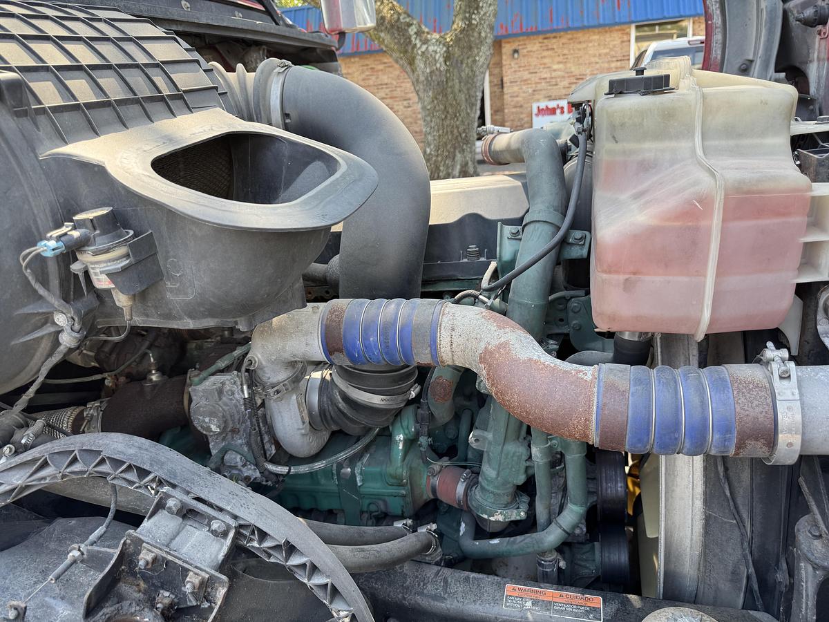 Used 2013 VOLVO VNL 64T