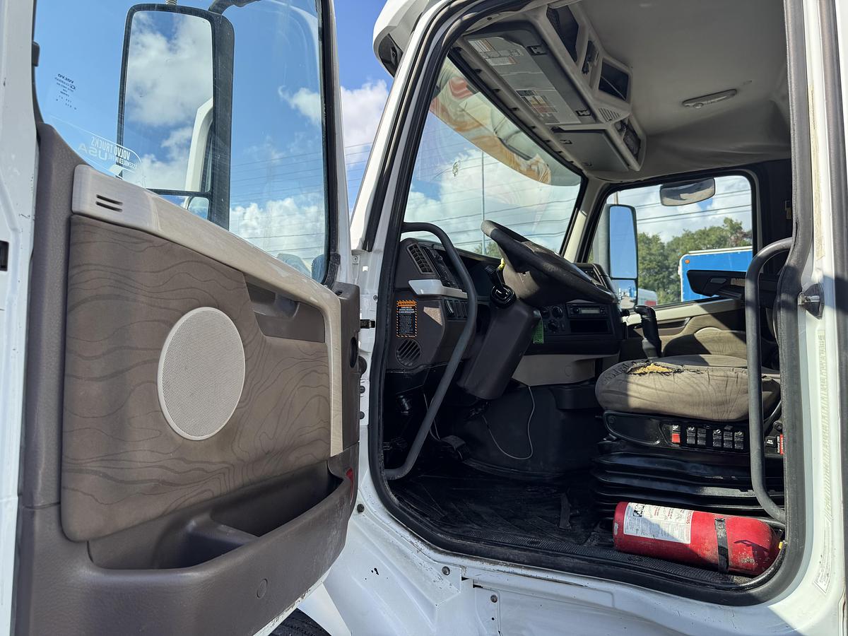 Used 2013 VOLVO VNM 64T