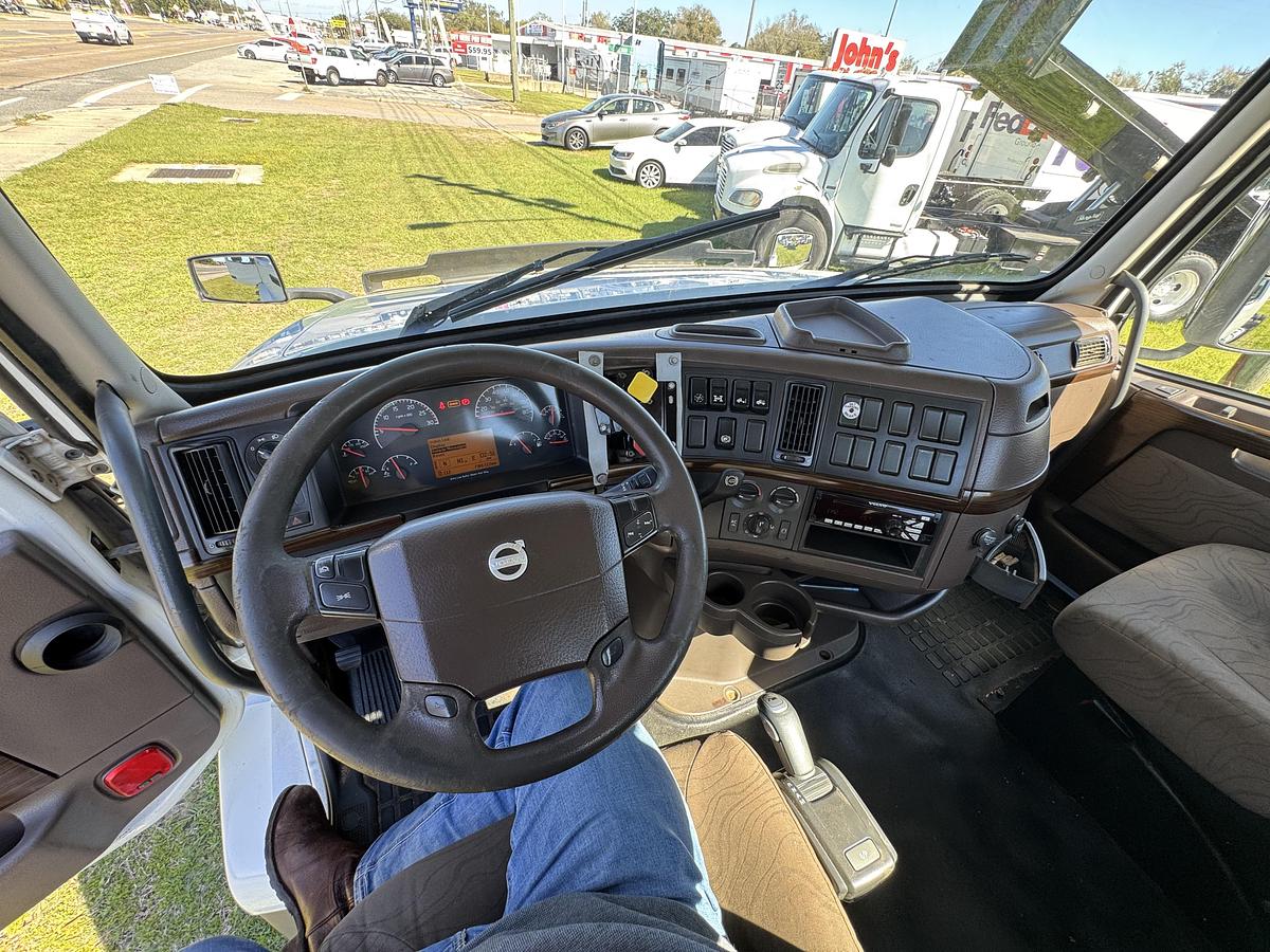 Used 2016 VOLVO VNL