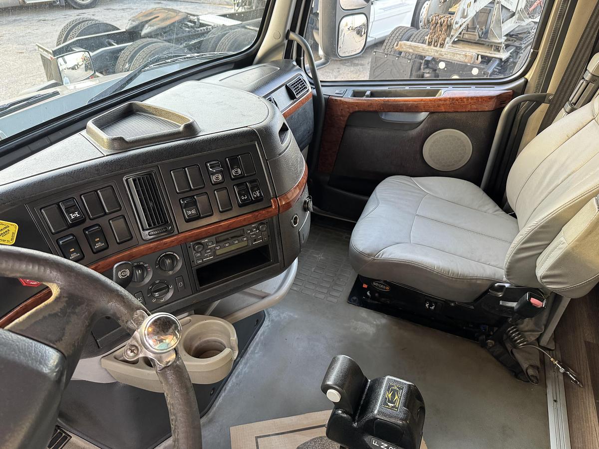 Used 2005 VOLVO VNL 780