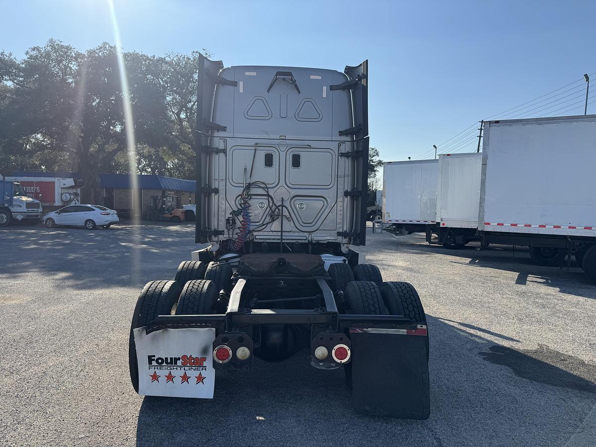 Used 2013 Freightliner® CASCADIA