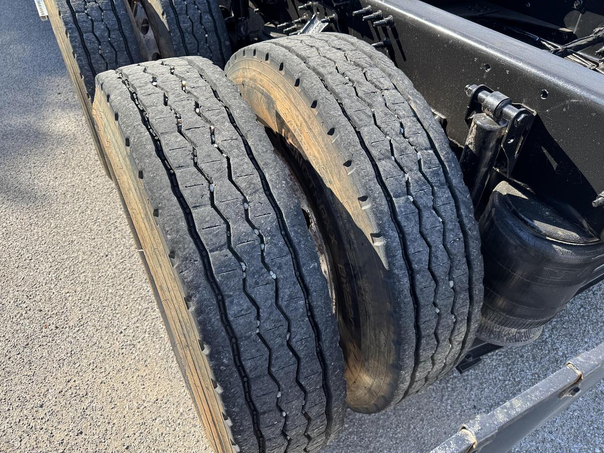 Used 2013 VOLVO VNM 64T