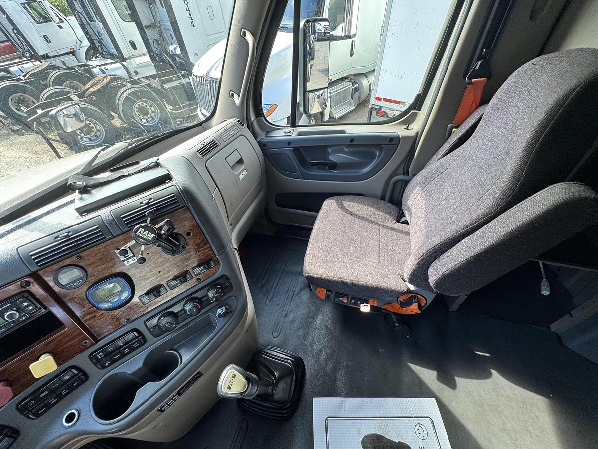 Used 2013 Freightliner CASCADIA