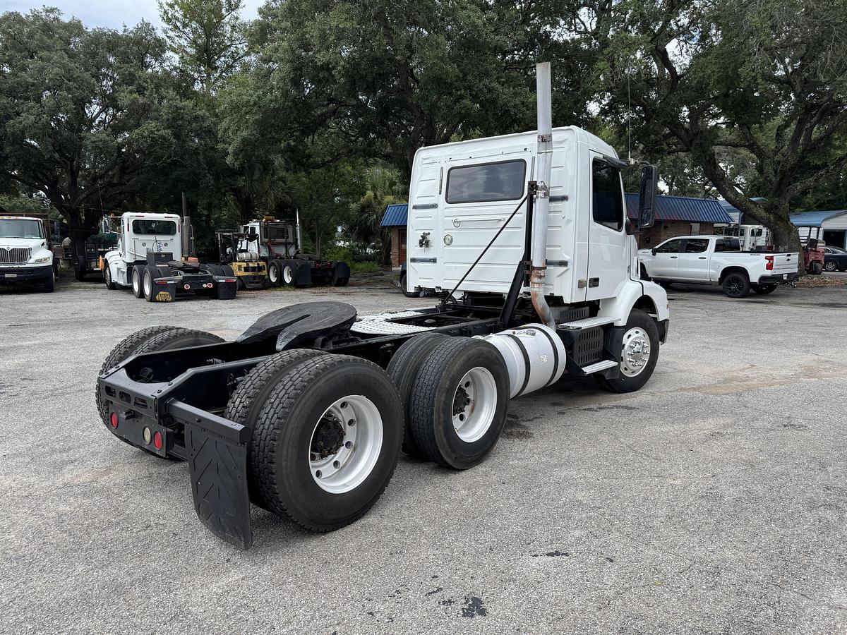Used 2010 VOLVO VNM64T