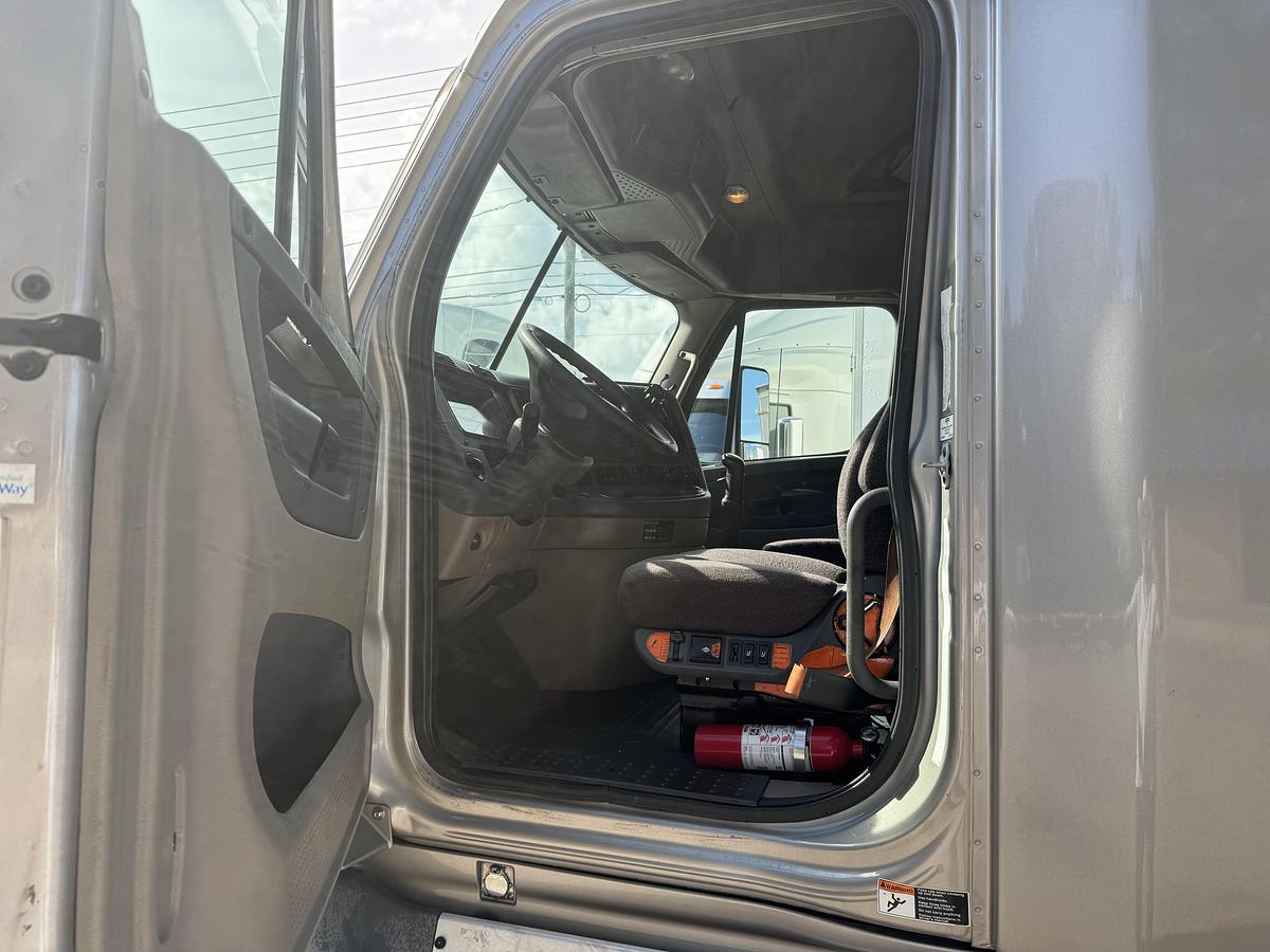 Used 2013 Freightliner CASCADIA