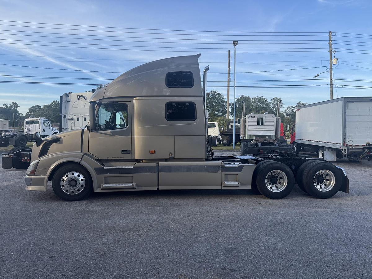 Used 2005 VOLVO VNL 780