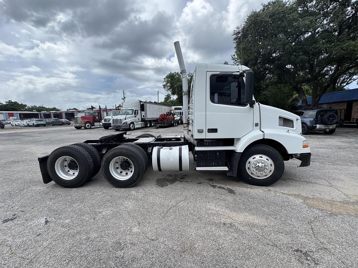 Used 2010 VOLVO VNM64T