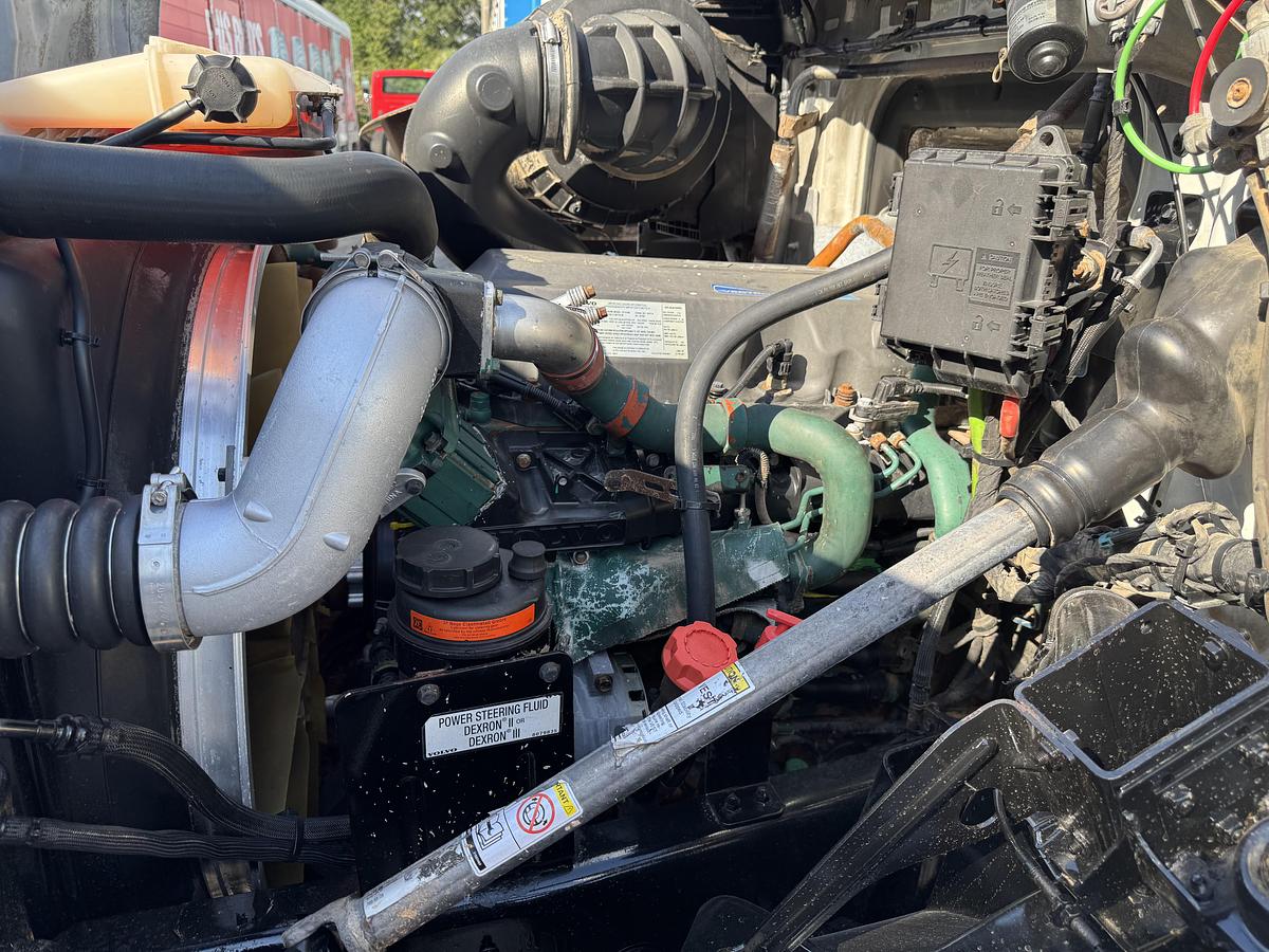 Used 2013 VOLVO VNM 64T