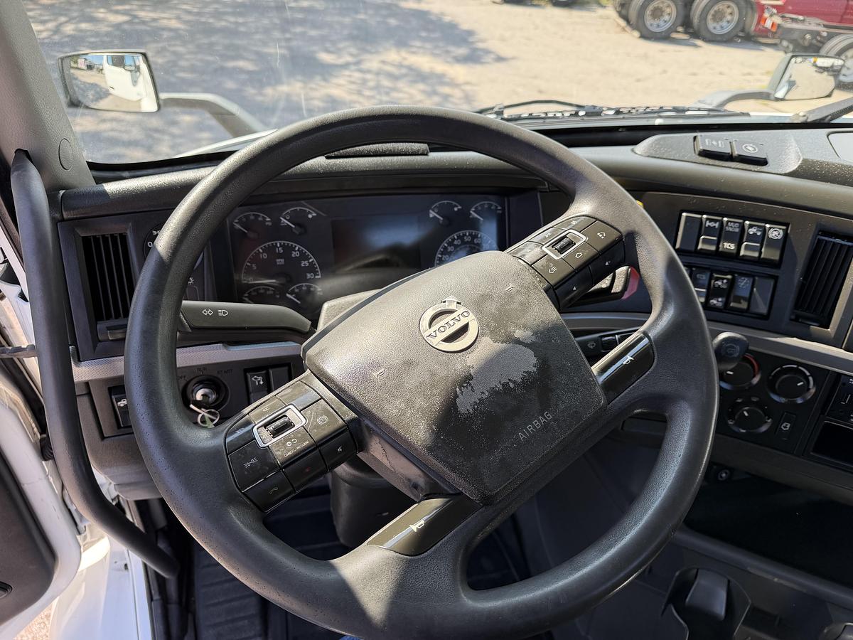 Used 2022 VOLVO VNR