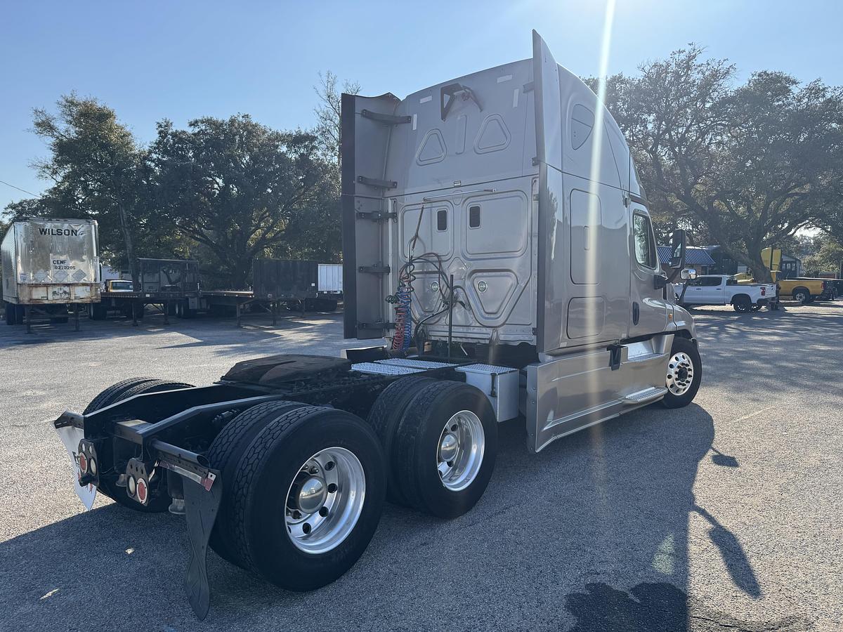 Used 2013 Freightliner® CASCADIA