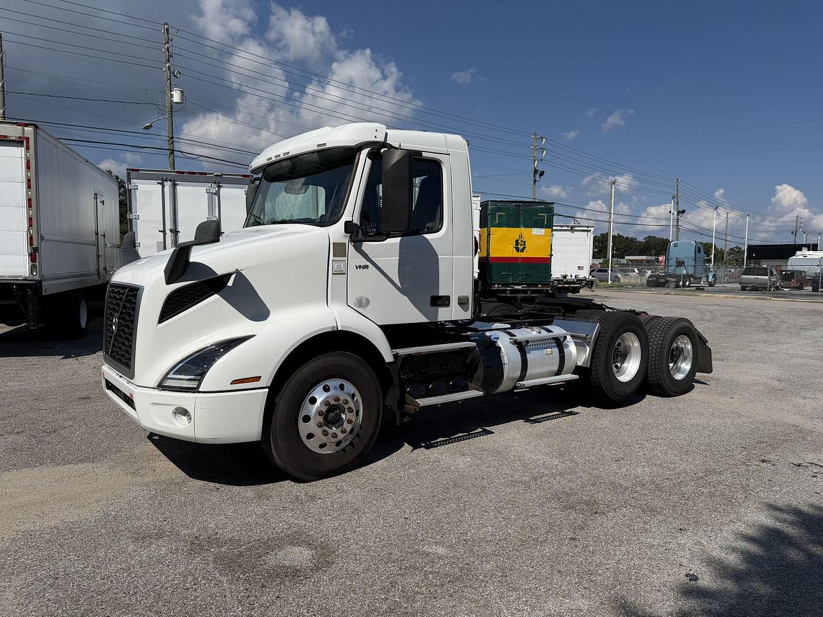 Used 2022 VOLVO VNR