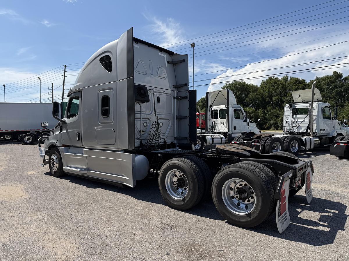 Used 2019 Freightliner CASCADIA 126