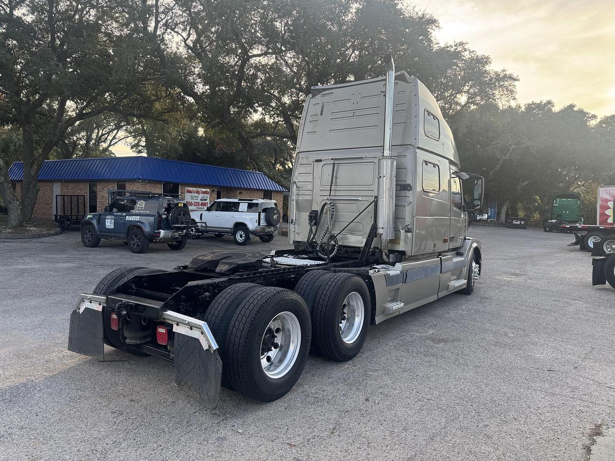 Used 2005 VOLVO VNL 780