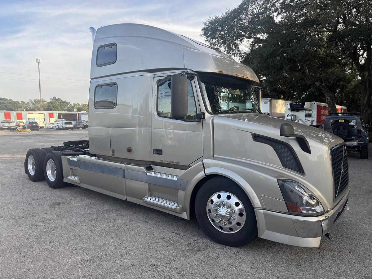 Used 2005 VOLVO VNL 780