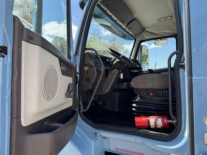 Used 2014 VOLVO VNL64T