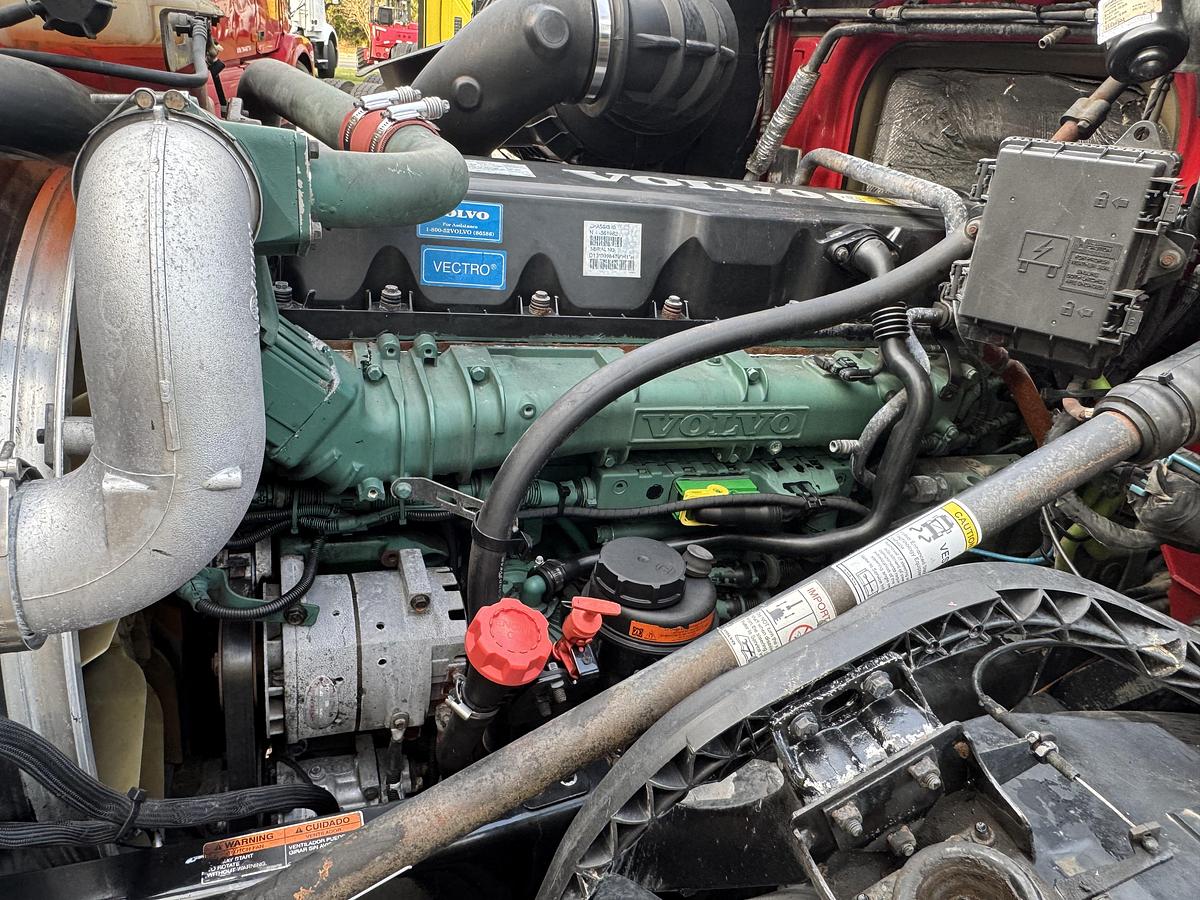 Used 2013 VOLVO VNL 64T