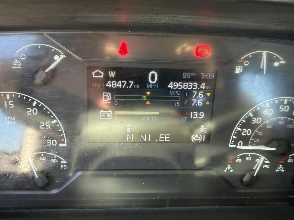 Used 2022 VOLVO VNR