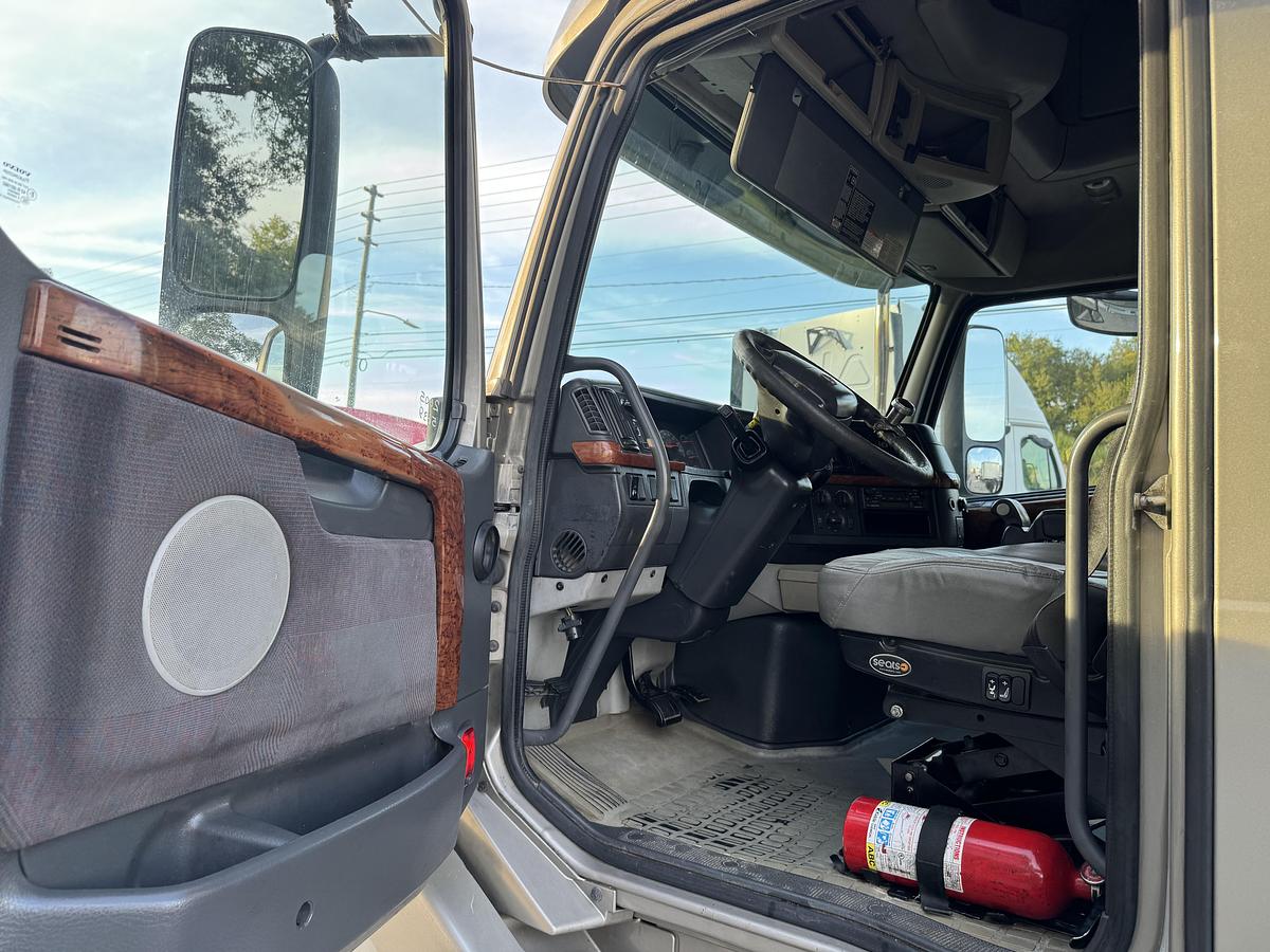 Used 2005 VOLVO VNL 780