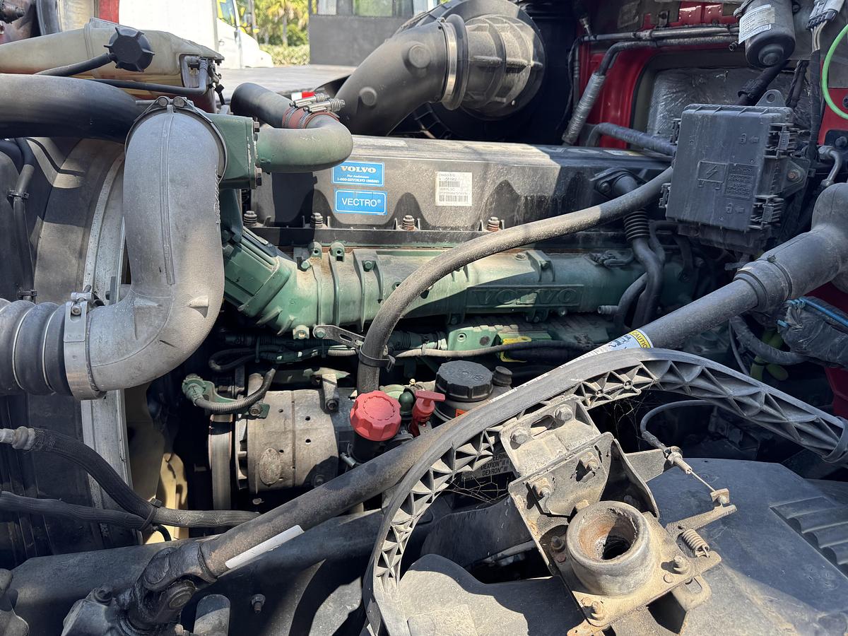 Used 2013 VOLVO VNL 64T