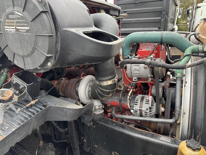 Used 2003 VOLVO VNL 64T